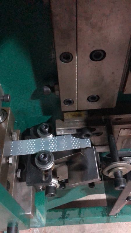 Poly -strapping clip-s (embossed dots) machine200