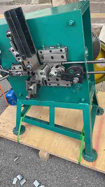 Apakah kuasa yang diperlukan untuk mesin klip meterai pengikat keluli separa automatik?